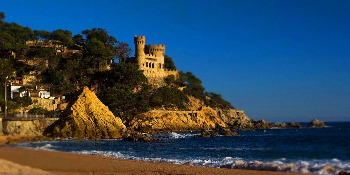 Замок на пляже в Ллорет де Мар (Castell d en Plaja)
