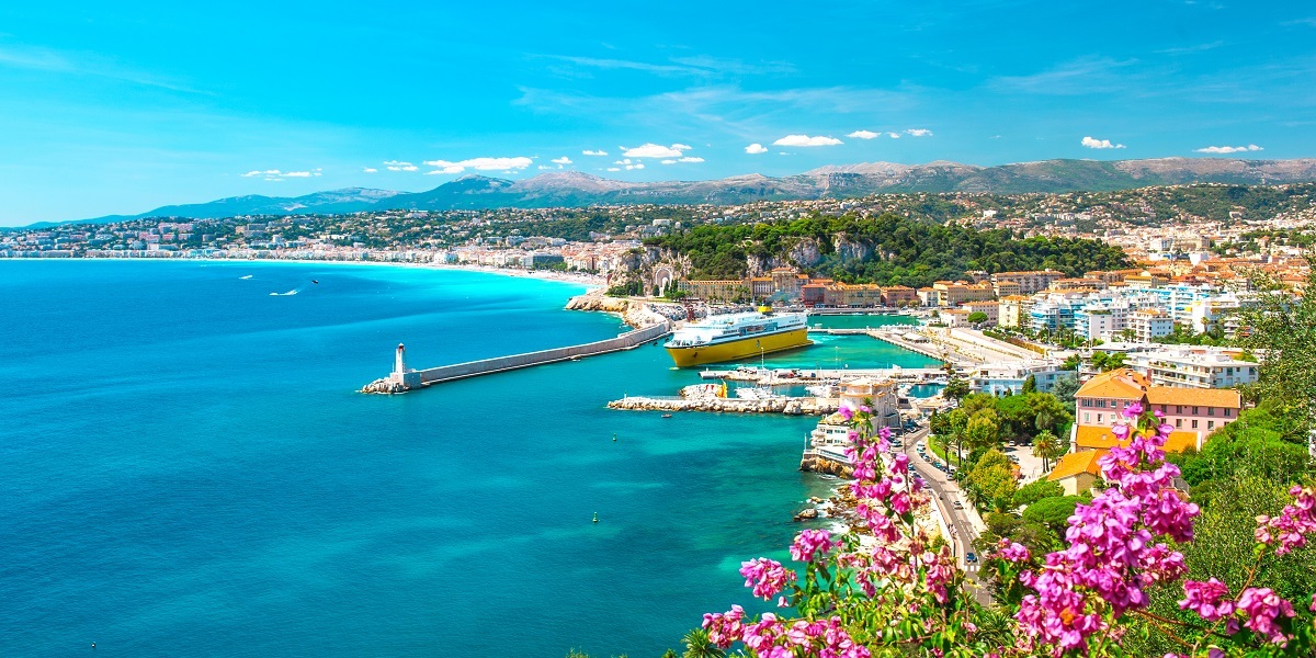 Transfer from Nice airport to Pampelonne beach. Book a car with english-speaking driver.