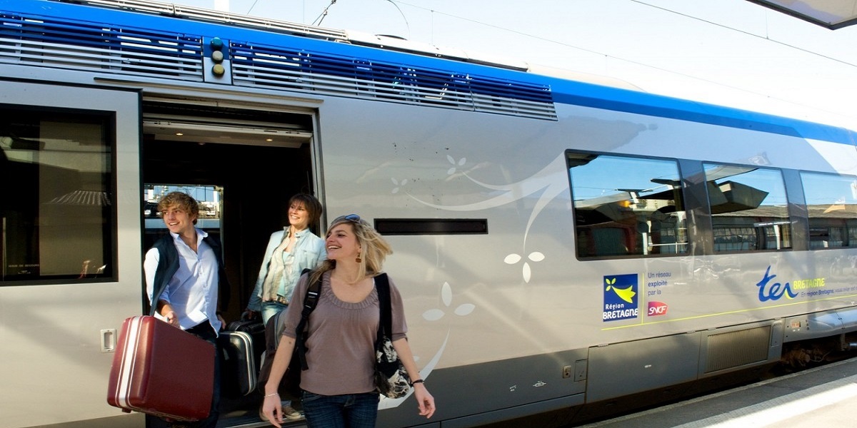 How to get from Nice to Cannes by train.