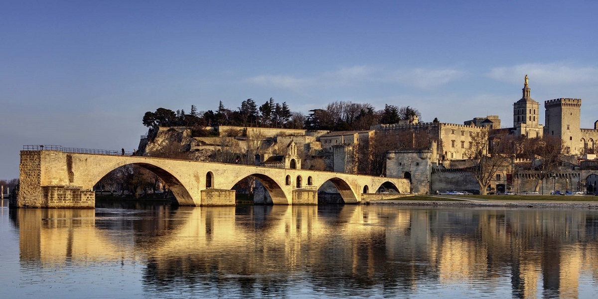 Transfer from Airport Marseille to Avignon. Economy and business class taxi.