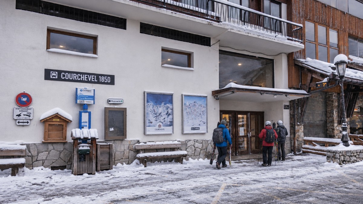 Passengers got off the S65 bus at a stop located in Courchevel 1650
