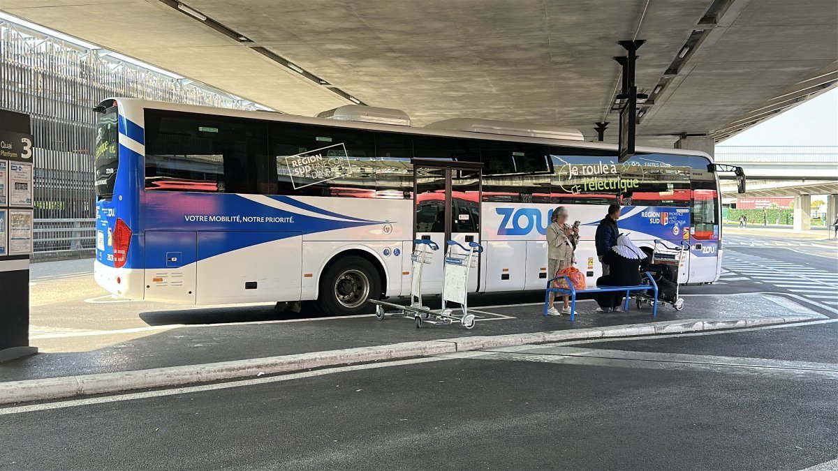 Автобус на остановке перед отправлением в Сен-Тропе