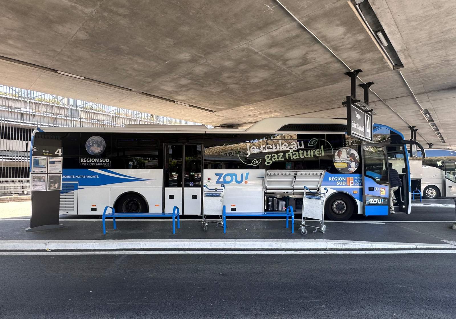 Bus N 90 from Nice airport to Saint-Raphael)