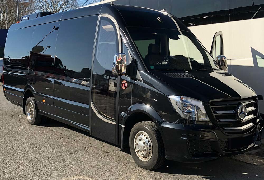 Mercedes Sprinter для индивидуального трансфера 18 пассажиров из аэропорта Женевы в Куршевель, с 18 чемоданами и лыжами