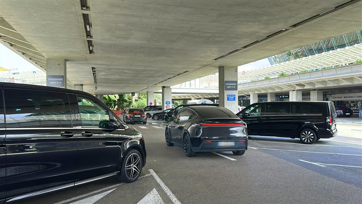 Cars available for private transfer from Nice Airport to Gassin