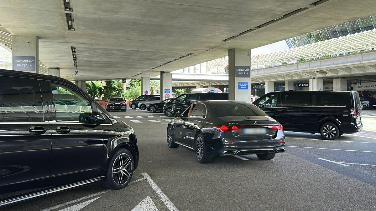 Cars available for private transfer from Nice Airport to Pampelonne Beach