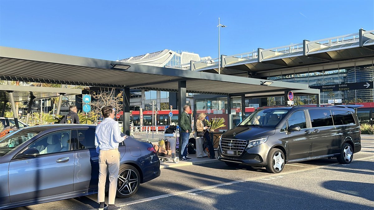 Водитель ожидает пассажиров для оказания услуги почасовой аренды автомобиля с шофером