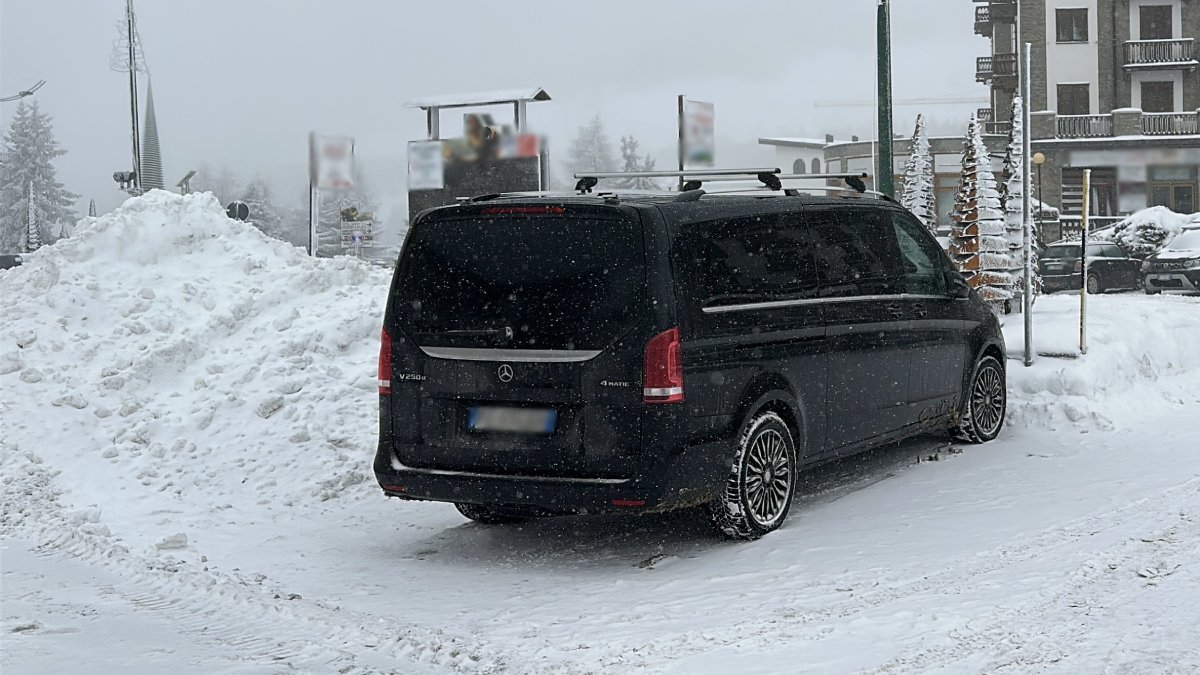 Санкт-Мориц - водитель ждет пассажиров во время почасовой аренды автомобиля