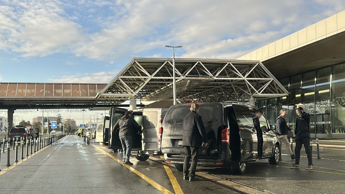 Driver meeting passengers during hourly car rental