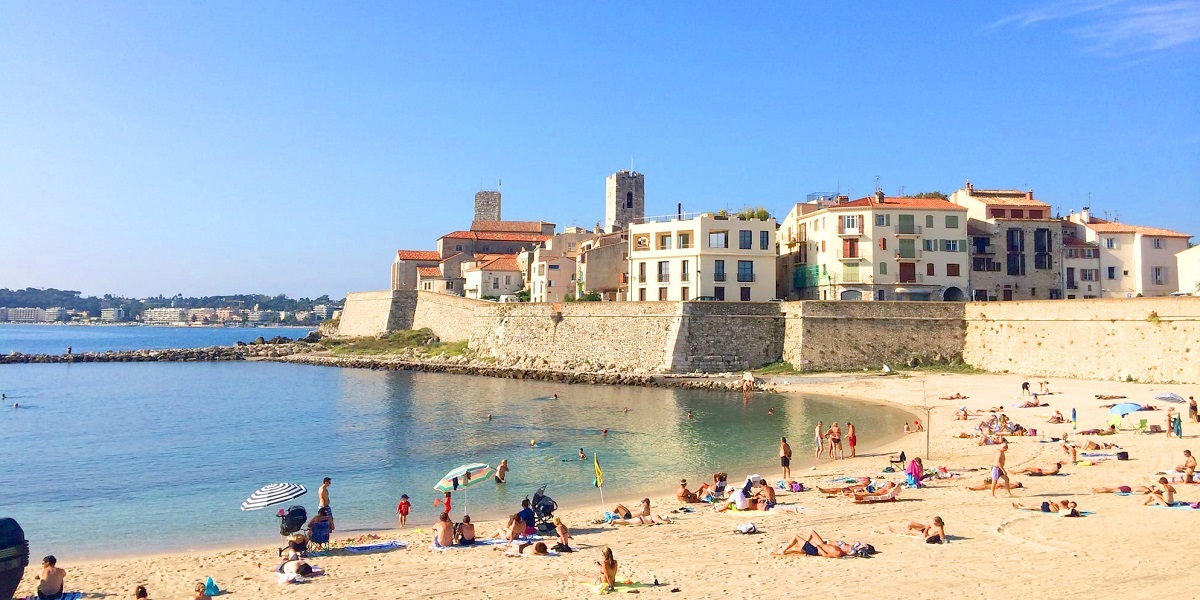 Beach du Port in Antibes