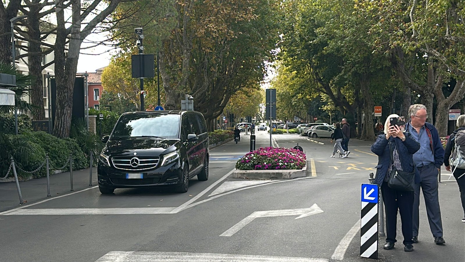Private chauffeur waiting for passengers at a hotel in Sirmione before transfer to Milan city