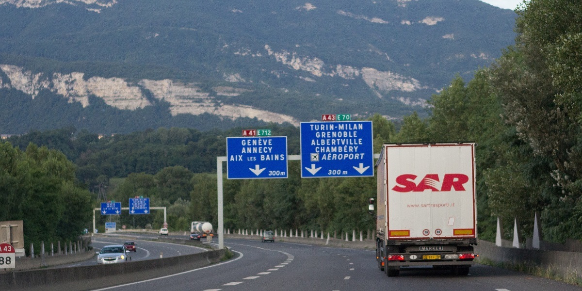 Road via Chambery (A43) from Lyon airport to Courchevel