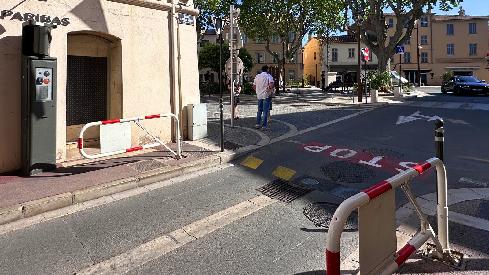 The first entrance device to the old town of Saint-Tropez, in the restricted access area