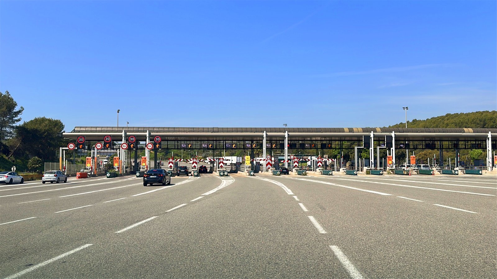 The first toll booth on the A8 from Nice to St Tropez (payment 3.50 euros)