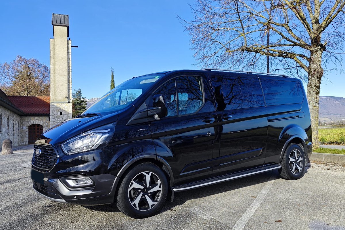 Ford Tourneo for transfer from Milan to Como