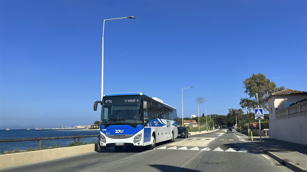 Scheduled bus returning from Saint-Tropez along the coastal road