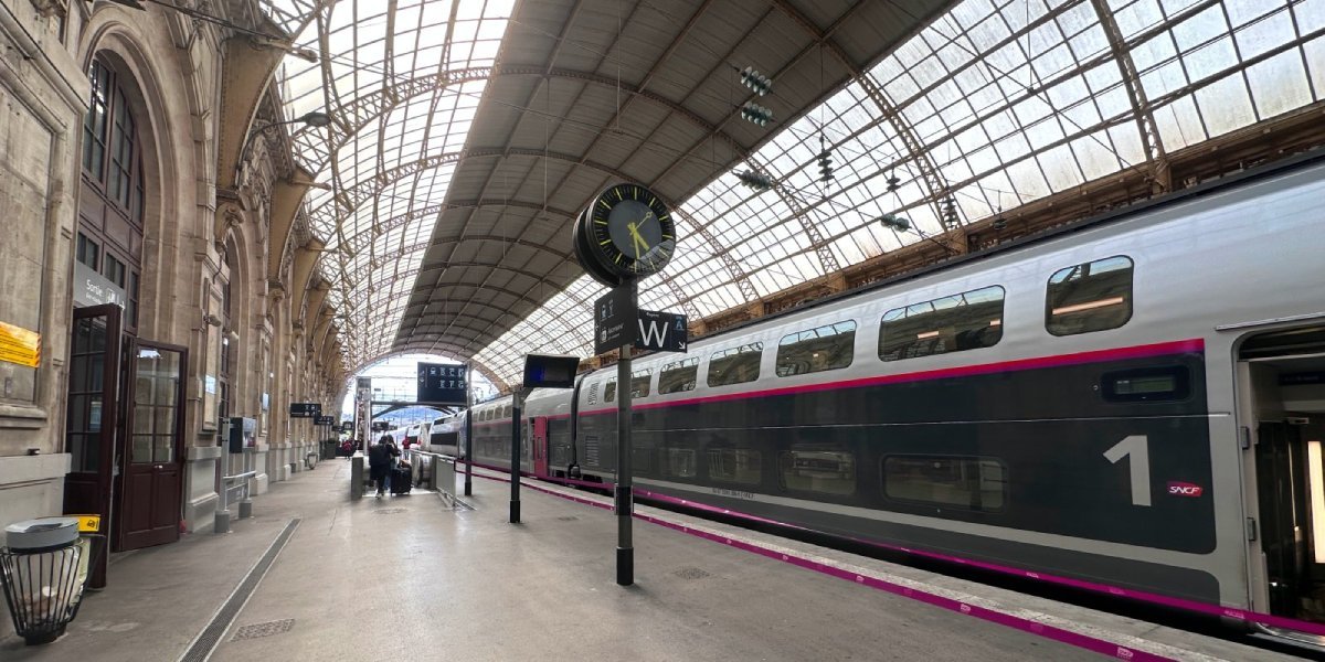 How to get from Nice airport of St Tropez by train