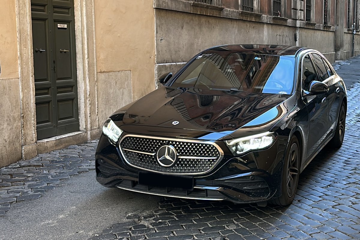 Mercedes E-Class business sedan for Milan to La Spezia chauffeur service