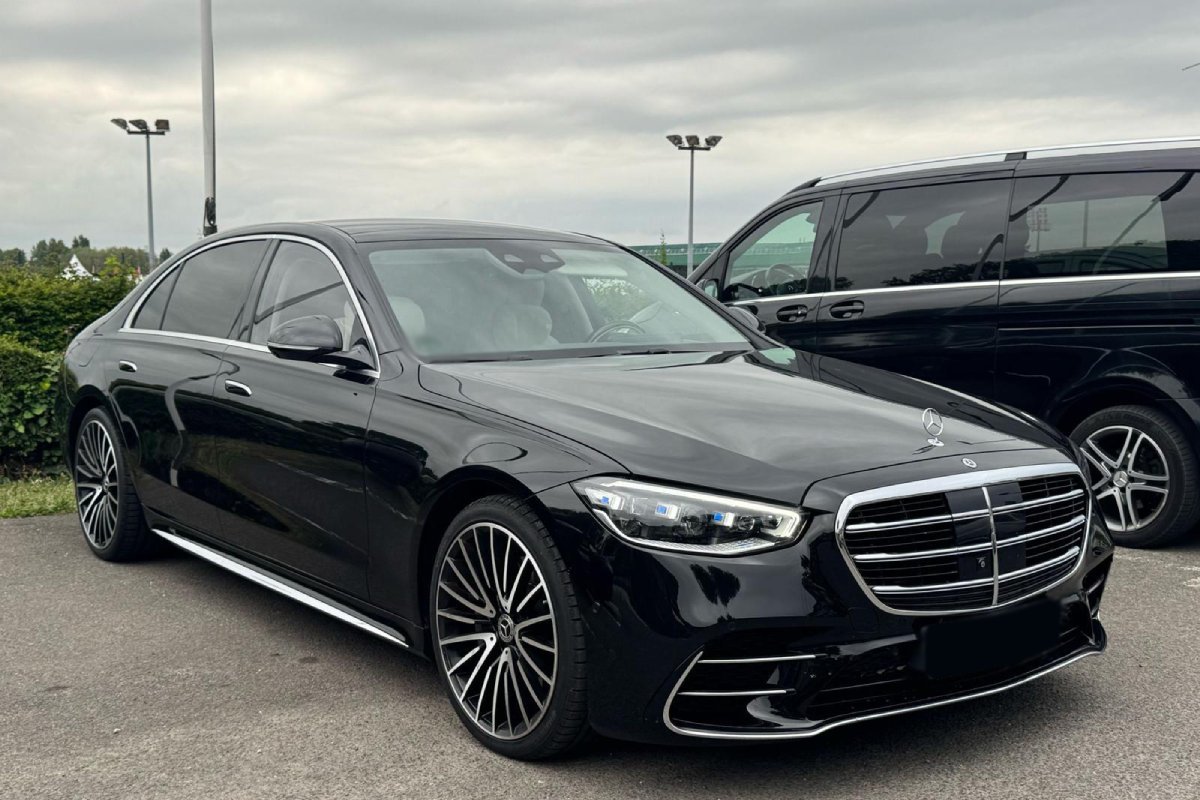 Mercedes S-Class W223 premium chauffeur car for Milan to La Spezia transfer