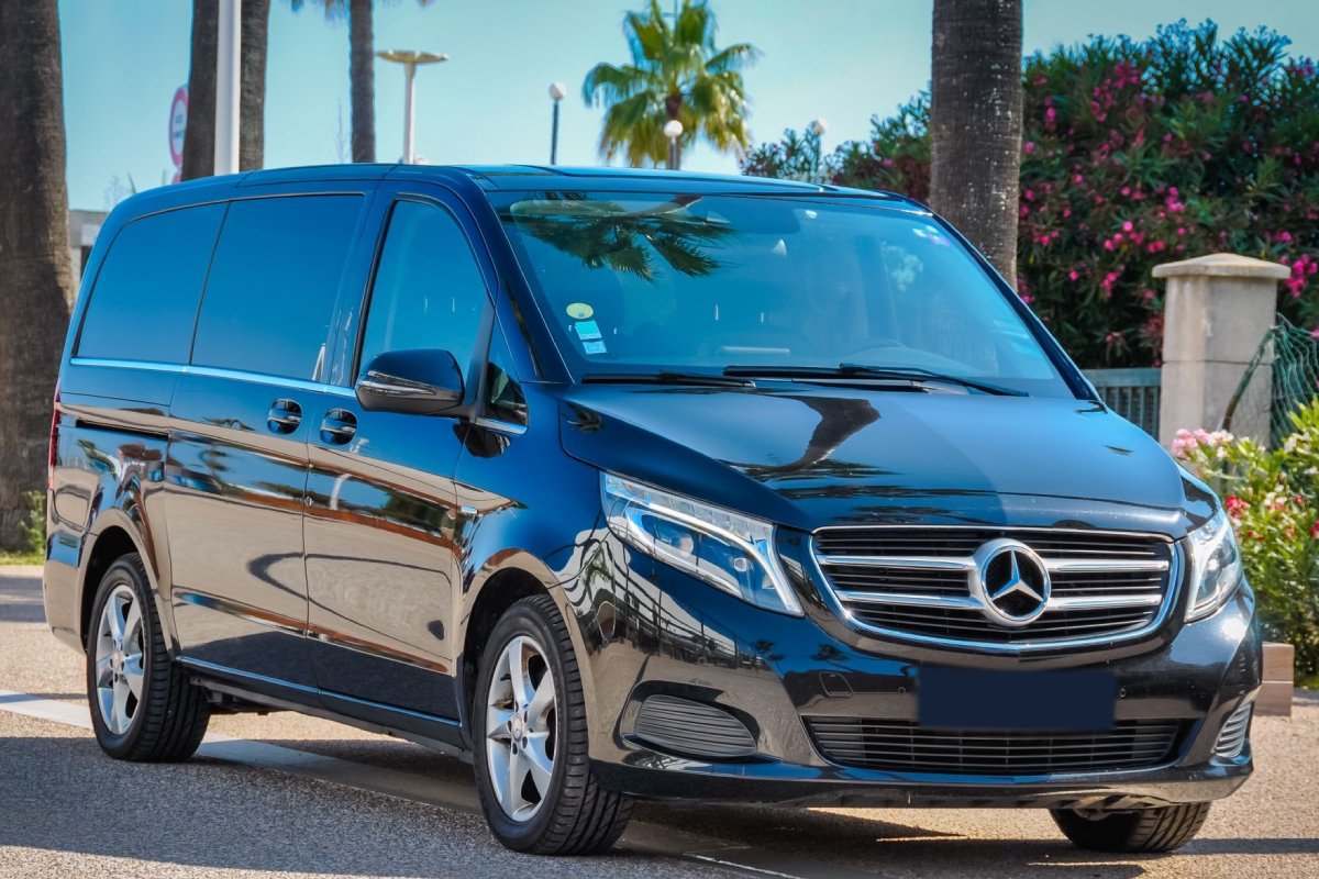 Mercedes V-class (2022) in Cannes for summer transfer