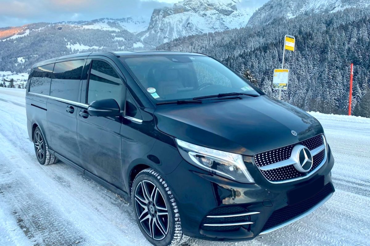 Mercedes V-class (2023) in Val Thorens for winter transfer