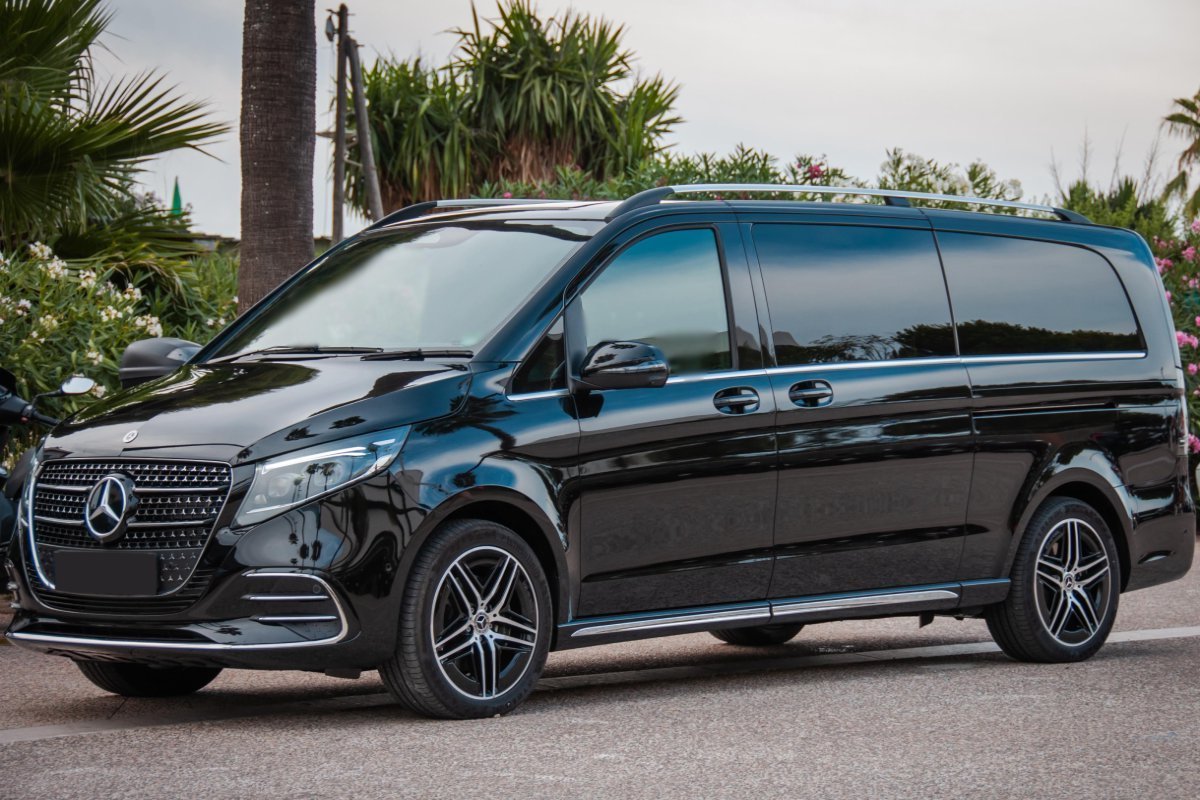Mercedes V-Class 2026 premium minivan for transfer Milan to La Spezia