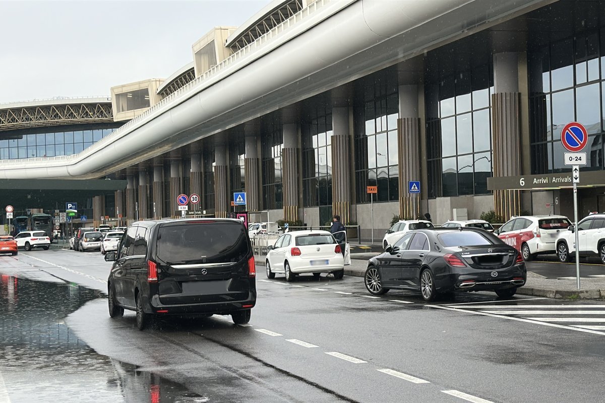 Mercedes V-Class dropping off passengers at Milan Malpensa Airport