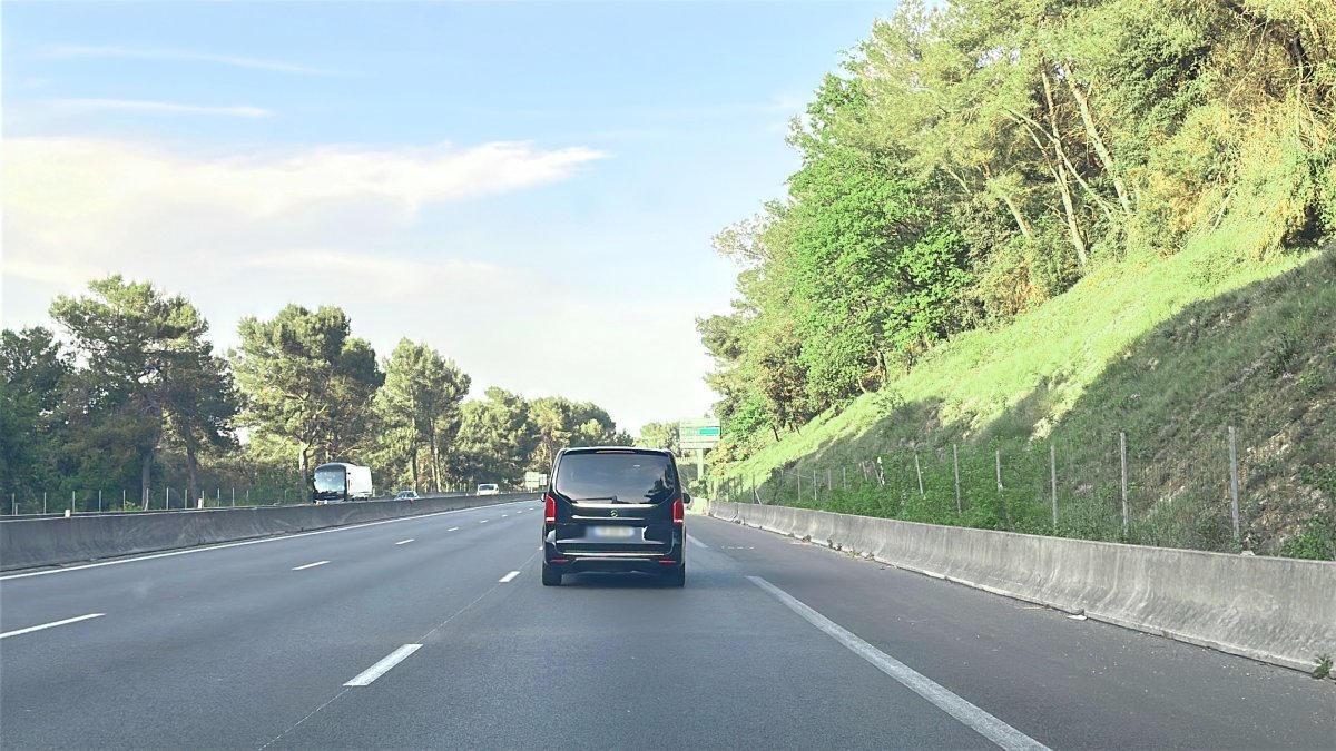 Mercedes V-Class driving on the motorway during a transfer from Nice Airport to Cogolin