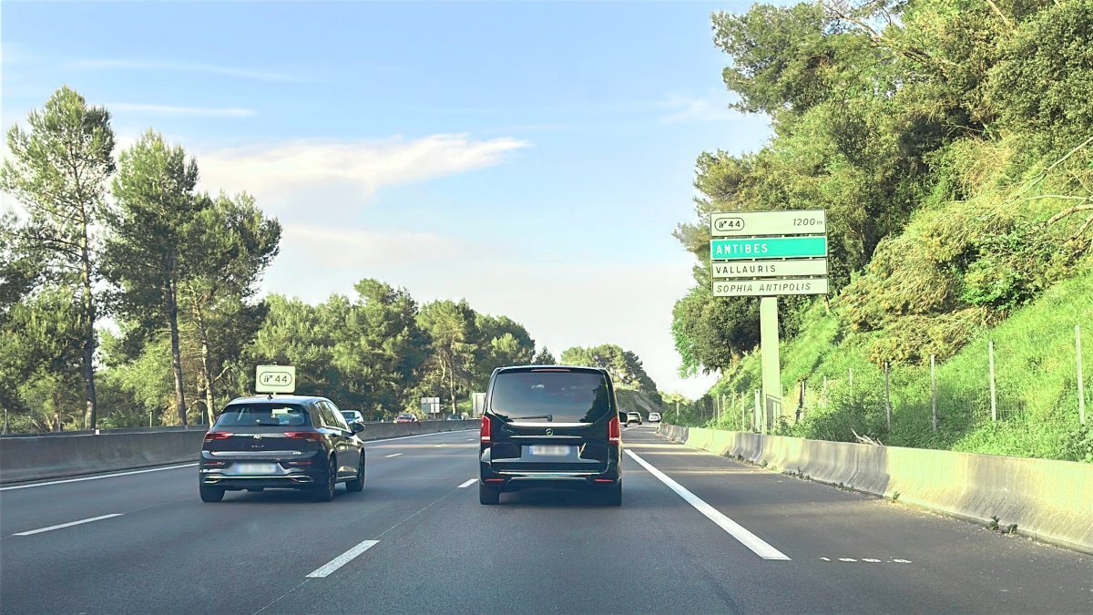 Mercedes V-Class driving on the motorway during a transfer from Nice Airport to Sainte-Maxime