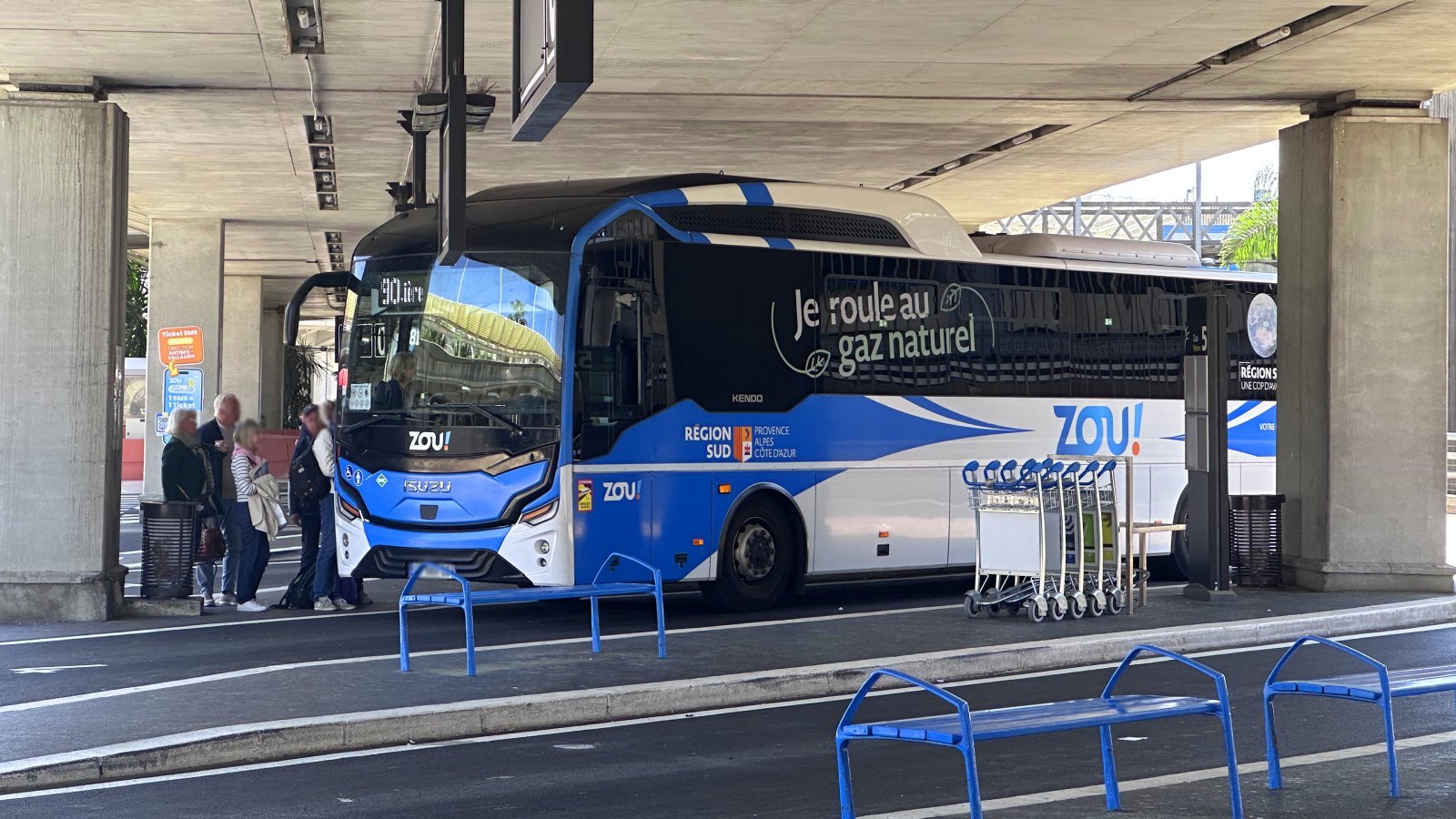 Bus number 90 departs from Nice Airport to Saint-Raphaël