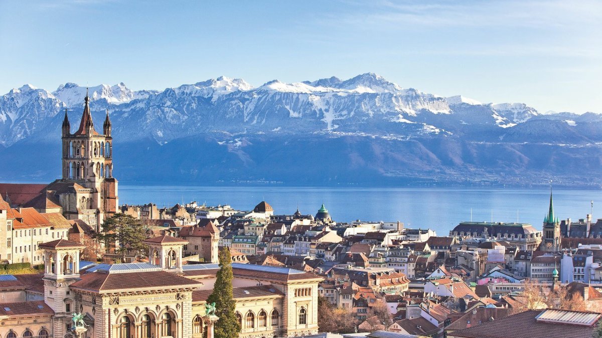 Private winter transfer from Geneva airport to Lausanne