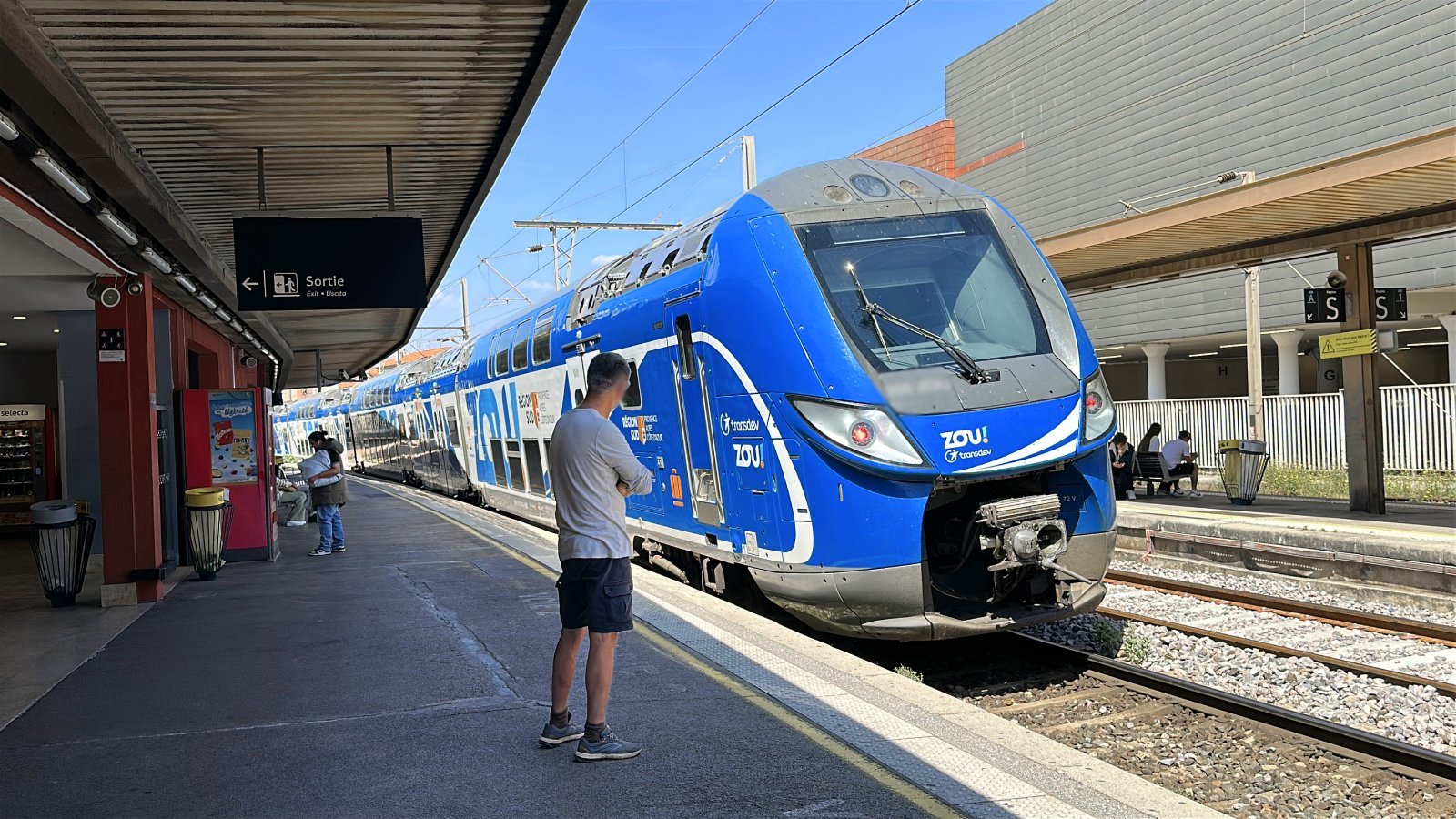 Regional train from Nice Saint-Augustin Station arriving at Saint-Raphaël Valescure