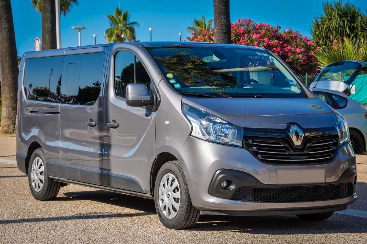 Renault Trafic van for 8 passengers transfer to Saint-Tropez