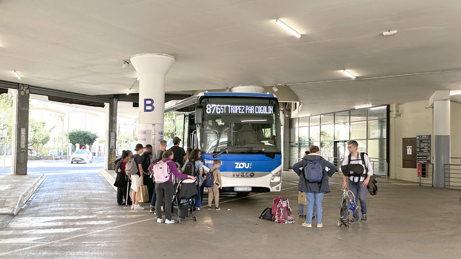 Bus number 876 departs from Saint-Raphaël and St Tropez