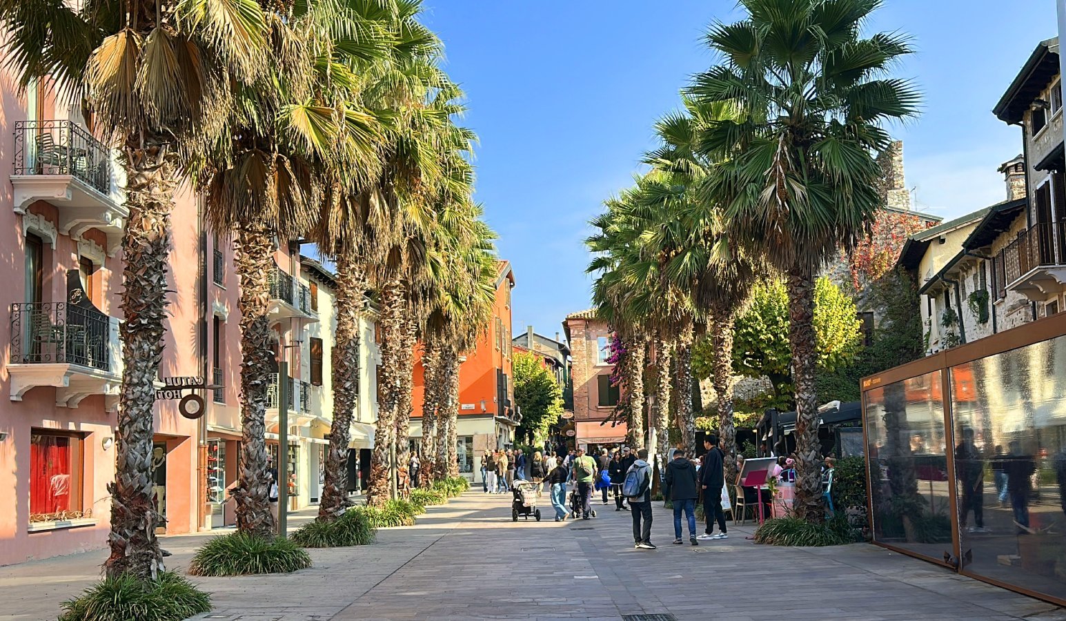 Sirmione city center: houses, restaurants, streets