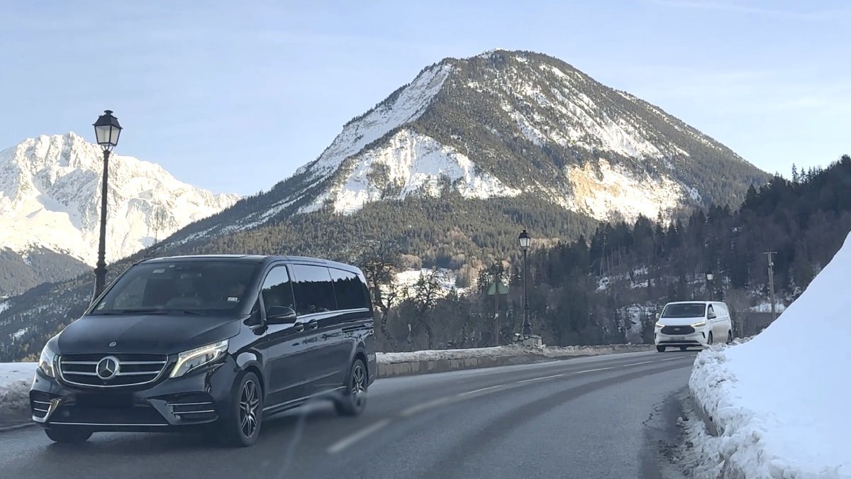 Two types of cars perform a transfer to Chamonix