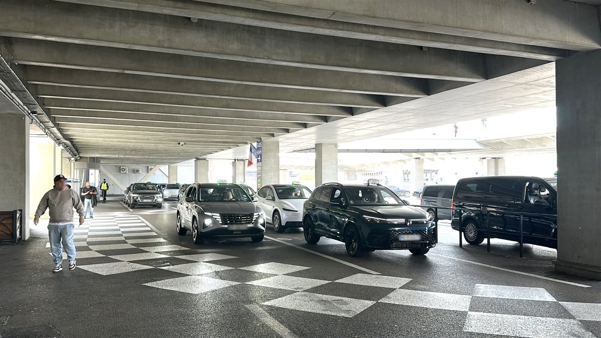 Official taxis waiting for passengers at Nice Airport for transfers to Gassin