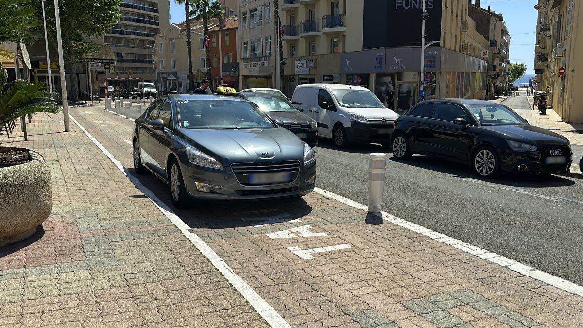 Official taxi arriving in Saint-Raphael from Nice Airport