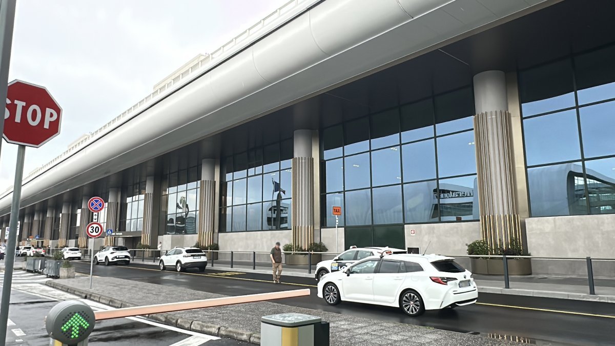 Official taxi waits for passengers to take them from Malpensa Airport to Davos