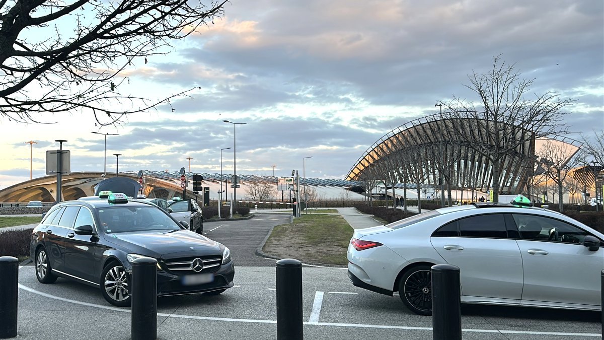 Official taxis wait for passengers to take them from Lyon Airport to Courchevel