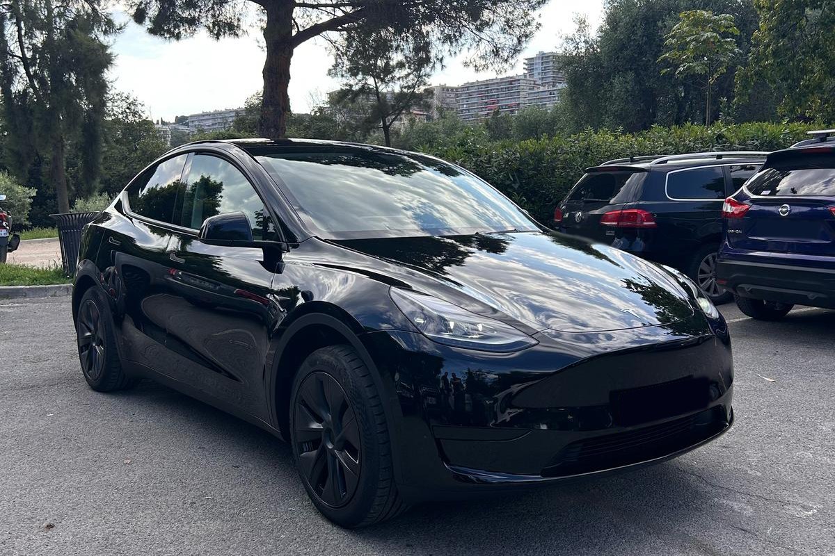 Tesla Y sedan used for private chauffeur transfer from Milan to La Spezia