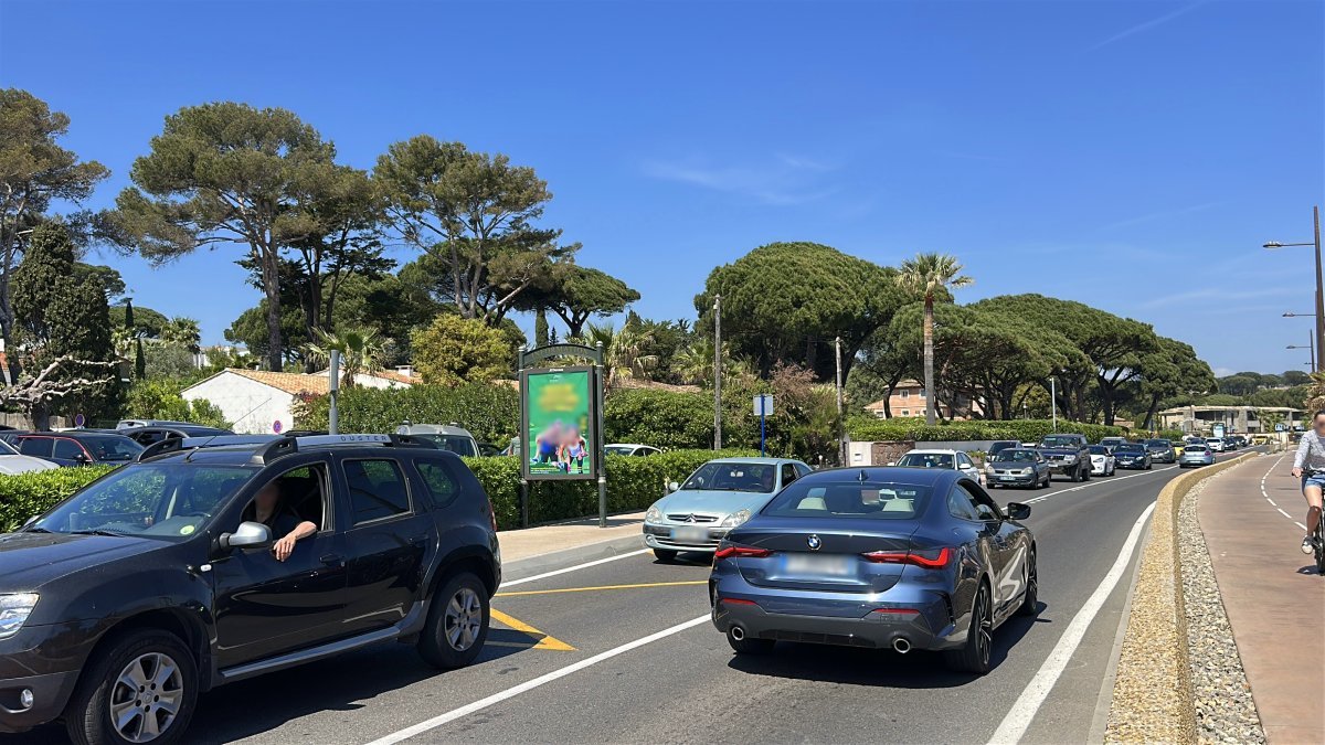 A lot of cars - traffic jam between Sainte Maxime and Saint Tropez