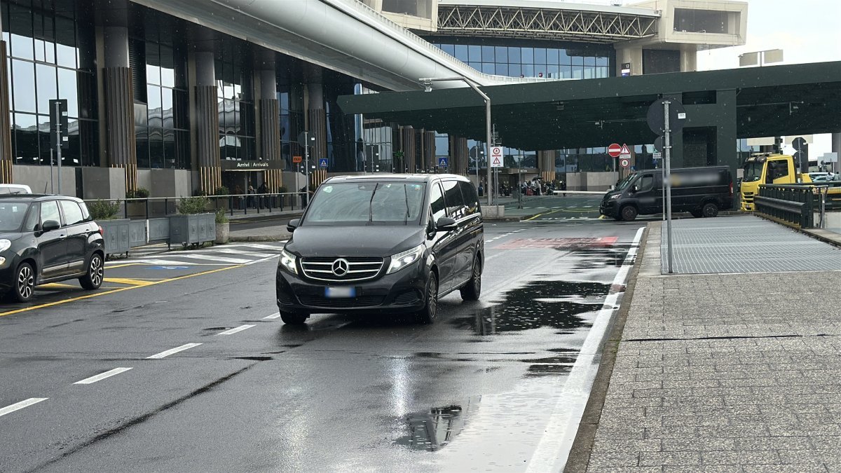 Автомобиль выполняет трансфер по дороге из Аэропорта Мальпенса в Мадонна-ди-Кампильо
