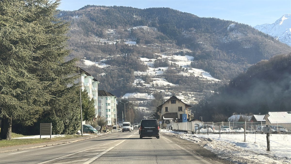 Car making a transfer on the road from Geneva airport to La Plagne (main route)
