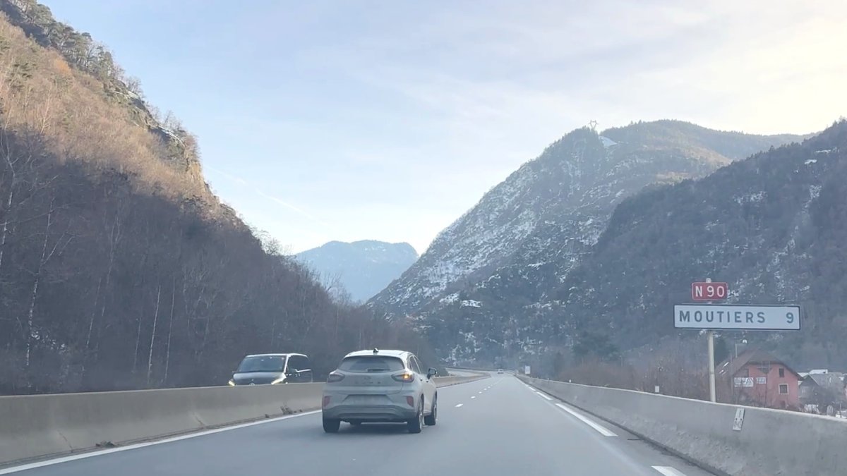 The car leaves Lyon Airport to perform an individual transfer to Les Arcs