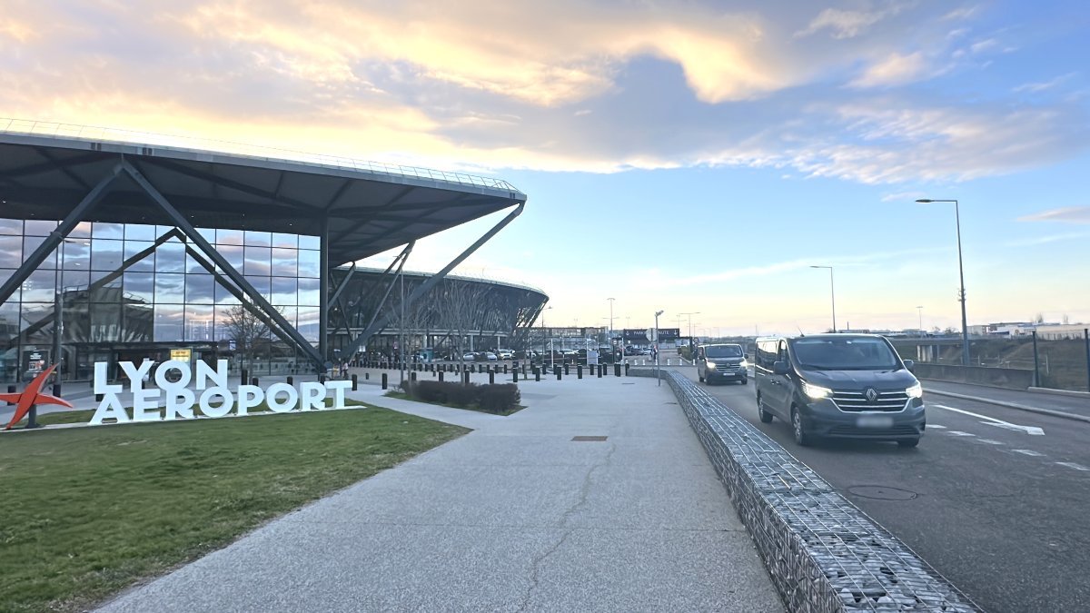 A car leaves Lyon Airport to make a private transfer to Meribel