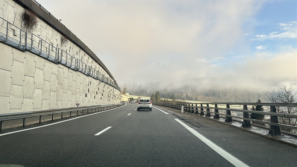 A car leaves Lyon Airport to make a private transfer to Morzine