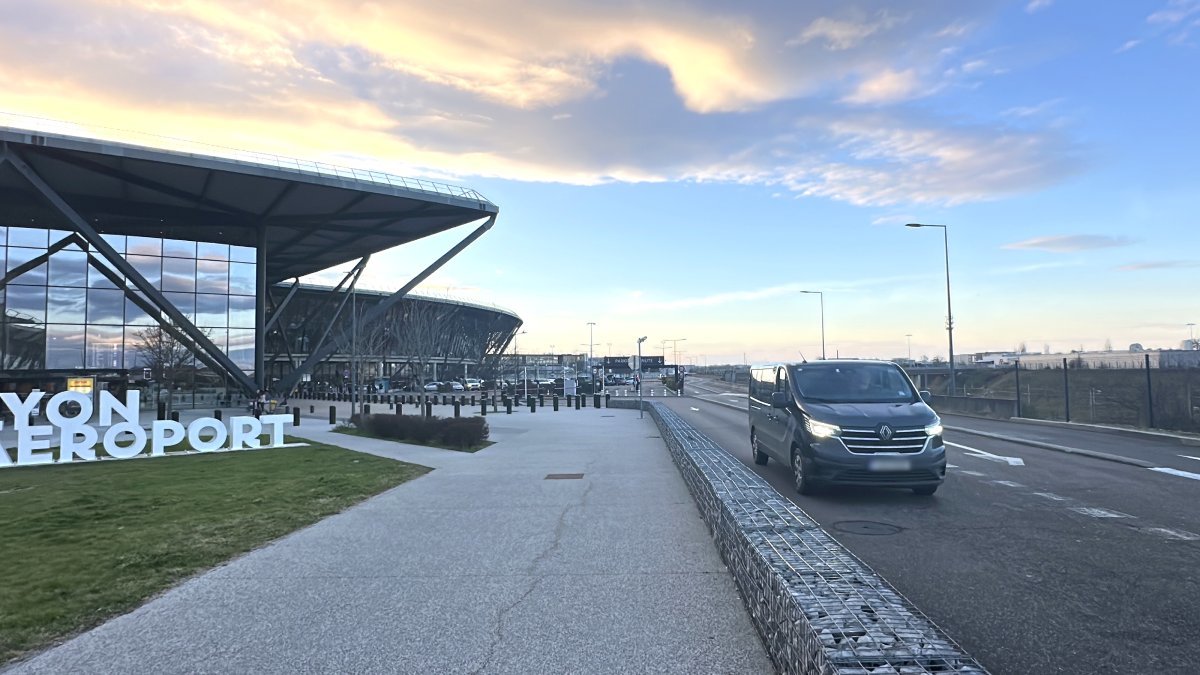 A car leaves Lyon Airport to make a private transfer to Val-Thorens