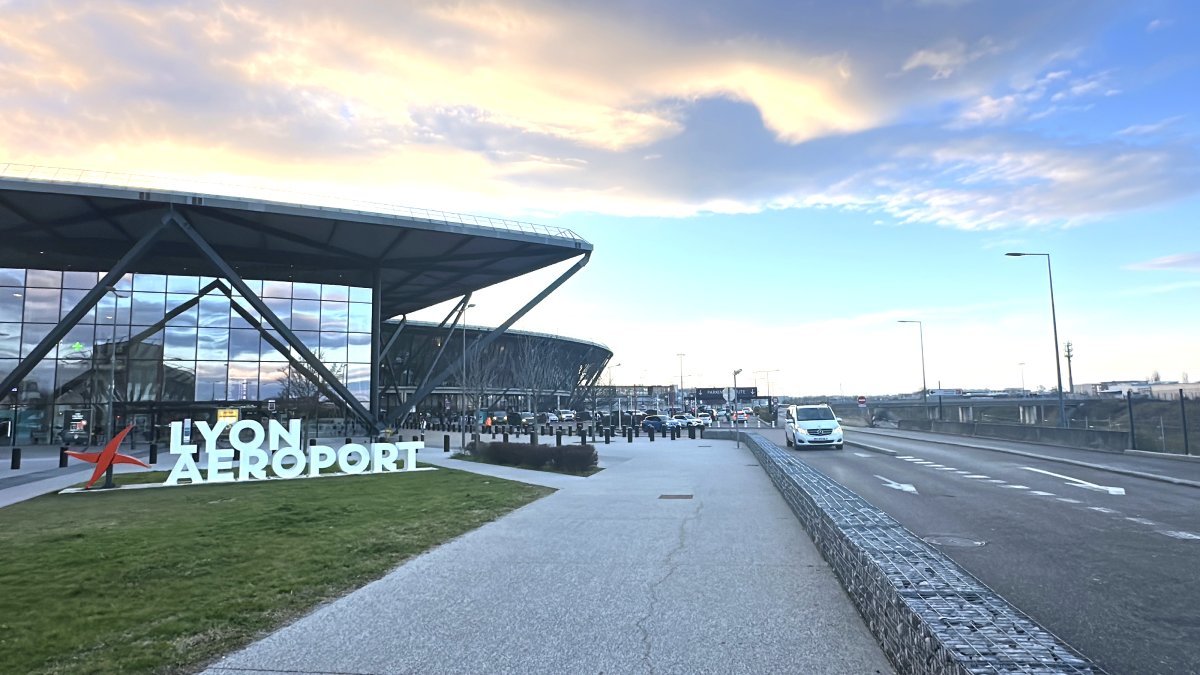 A car leaves Lyon Airport to make a private transfer to Peisey-Vallandry
