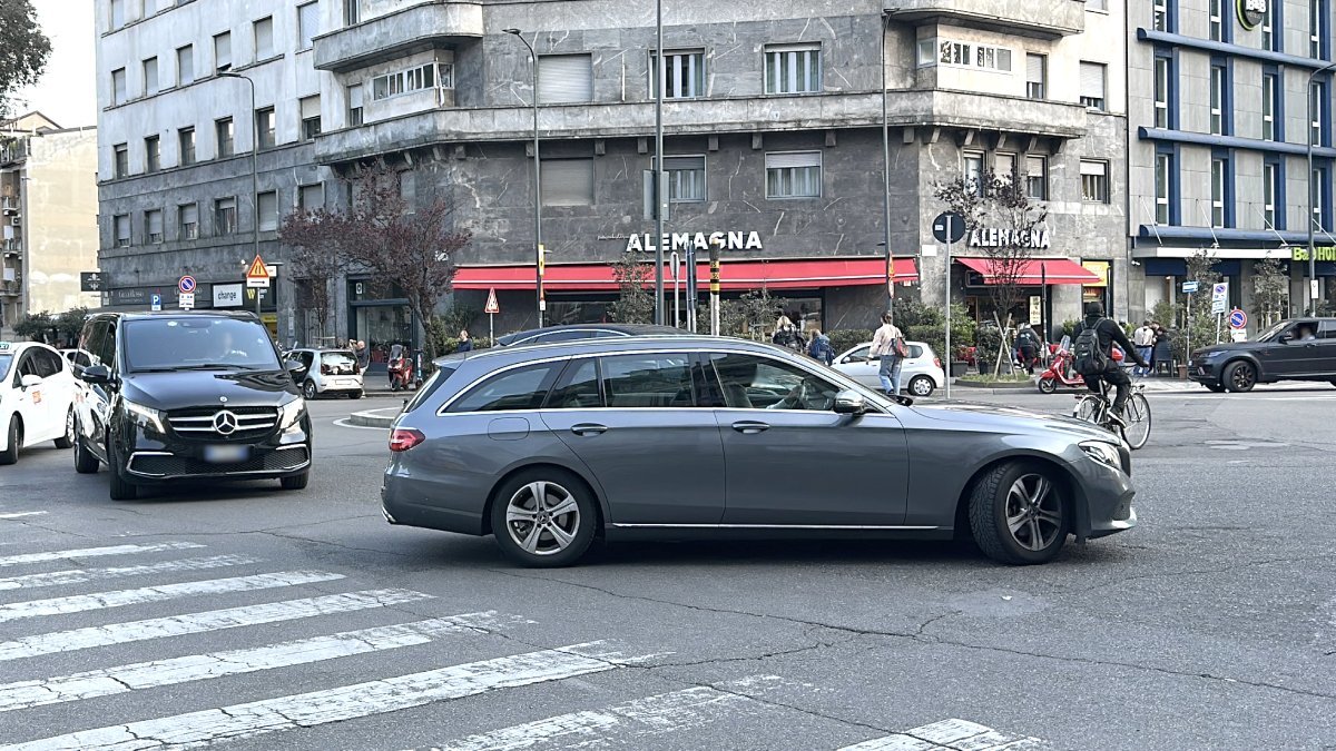 Car performing a transfer on the road from Milan to Madonna di Campiglio